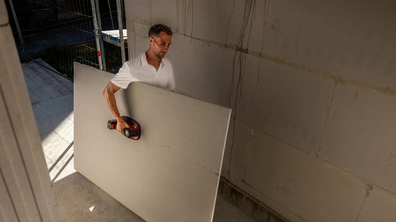 FLEX VLP 18.0 GRABO® lifting a drywall panel on site