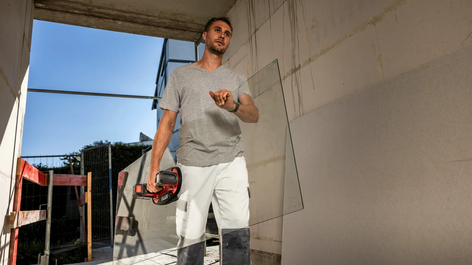 FLEX VLP 18.0 GRABO® lifting a glass pane